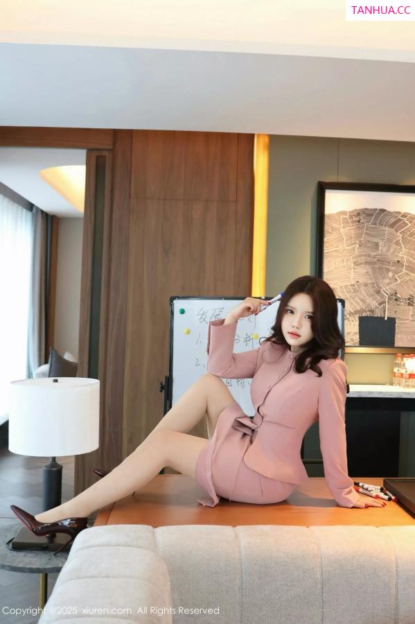   [XiuRen]高清写真图 2025.03.14 No.10020 小薯条nienie 丝袜美腿第39张图片